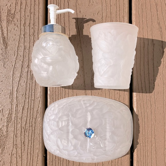 VINTAGE IRVING W RICE & CO 3 PC VANITY BATH SET PRESSED GLASS LALIQUE STYLE NWTS - Picture 2 of 9